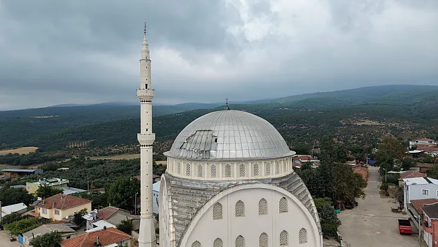 30 metrelik caminin kubbesi poyraza dayanamadı