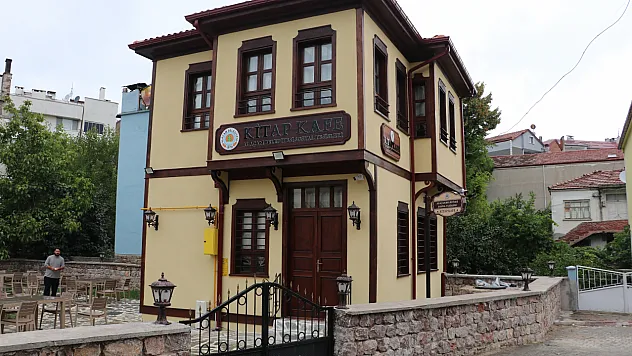30 yıl atıl kaldı, şimdi kitap kafe olarak hizmet veriyor