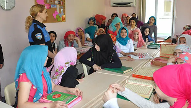 Polisten Kur'an Kursu öğrencilerine seminer