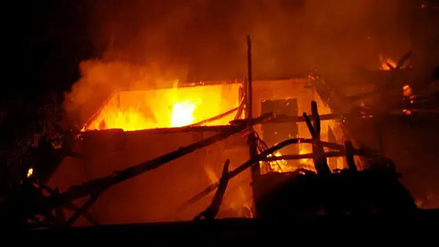 Fatsa'da çıkan yangında iki ev kül oldu