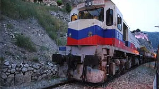 AMASYA'DA TREN YAYAYA ÇARPTI