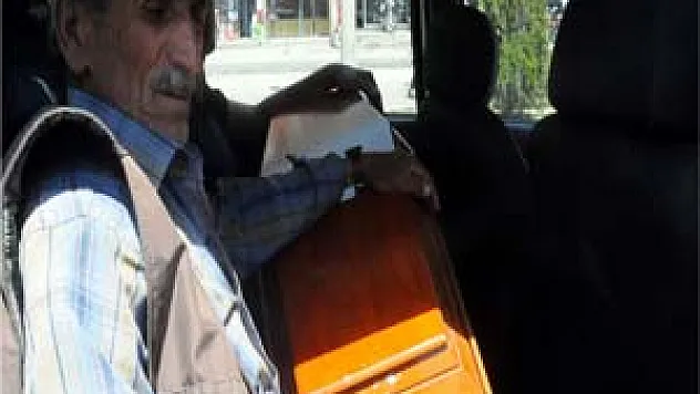 Ölen çocuğunu, Sivas'tan Iğdır'a kucağında taşıdı