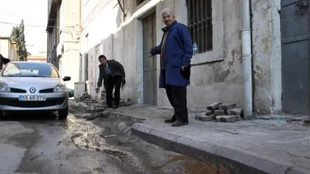 Kanalizasyon 2 gündür sokağa akıyor