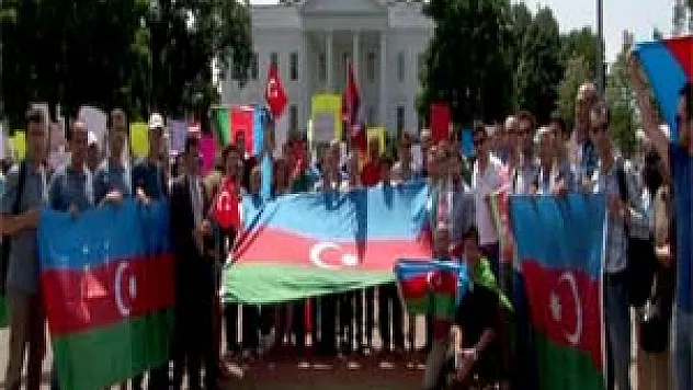 Türk ve Azeri vatandaşlardan Beyaz Saray önünde protesto