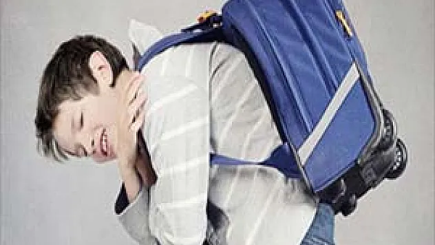 Ağır okul çantası omurga eğriliğine yol açıyor