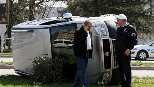 Kamyonet orta refüje devrildi