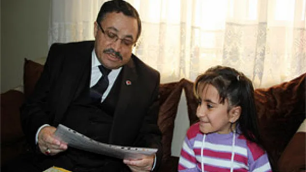 'Cam Kız' Karnesini Evinde aldı