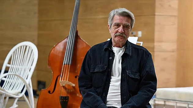 33 yıldır hem yönetiyor hem oynuyor