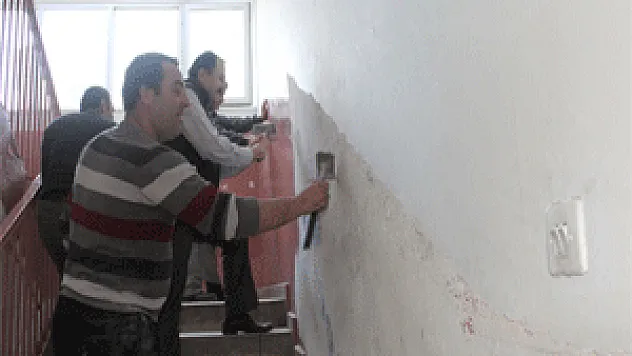 Yarı Yıl Tatilinde Okulu İçin Çalışıyor