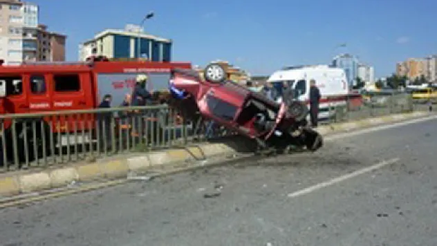 Aşırı hız yapan 16 yaşındaki ehliyetsiz sürücü demir bariyerlere çarptı