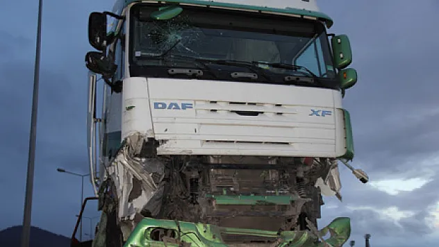 Tır Bariyere Çarptı: 1 Yaralı