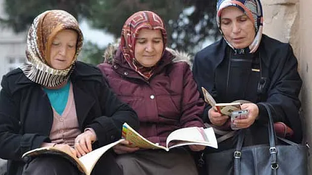 Öğrenciler sınavda, aileleri dışarıda ter döktü