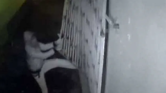 Demir korkulukları elleriyle söktü