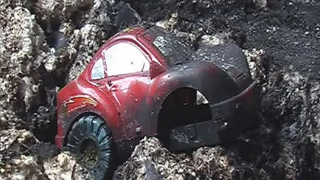 Yangın tüplü, kürekli okul hırsızı