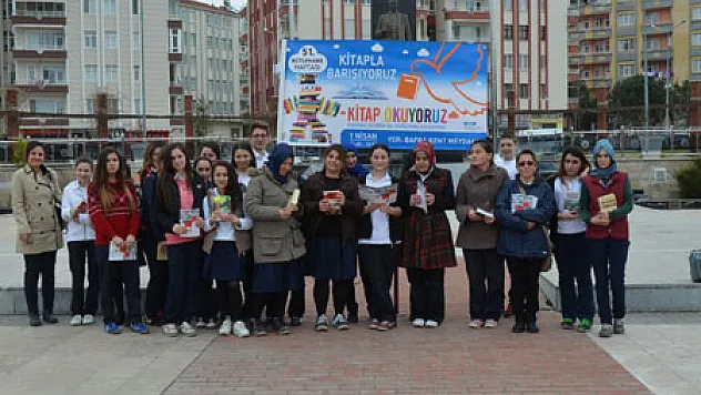 Öğrenciler Barış için Kitap Okudu