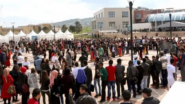 Uluslararası Öğrencilerden Coşkulu 40. Yıl Şenliği