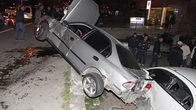 Iraklı Aileye kaldırımda araba çarptı: 3 yaralı