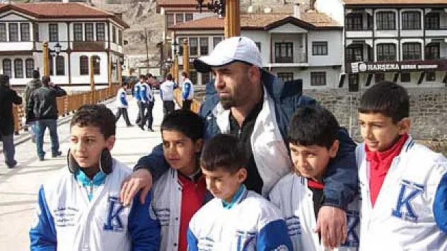 Sporcularını kuma gömüp köpekle işkence yaptı