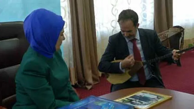 Başbayan Erdoğan, bestecisinden Dombra'nın orijinalini dinledi