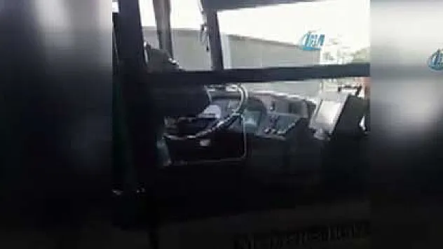 Otobüs şoförünün cep telefonu ve çay keyfi