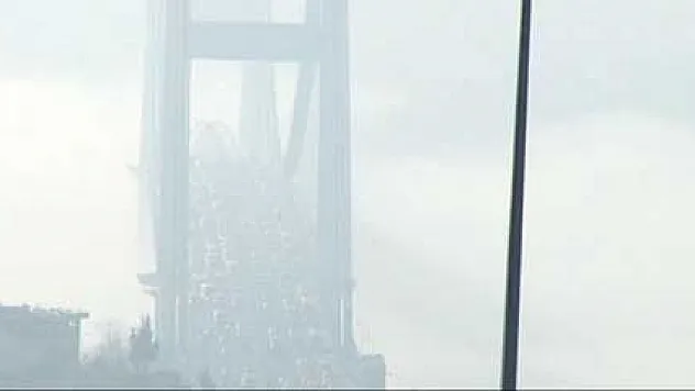 Boğaziçi Köprüsü yoğun sis nedeniyle kayboldu