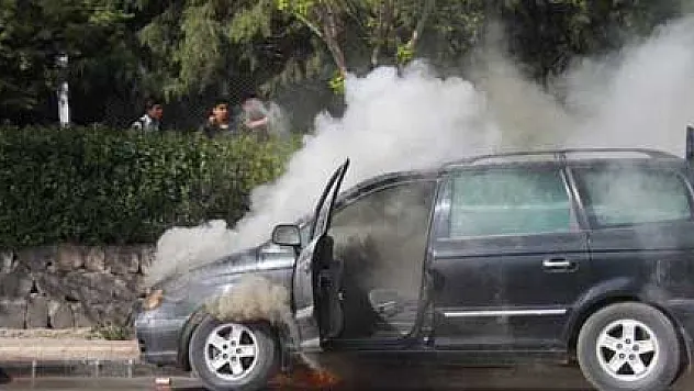 Yanan otomobili öğrenciler söndürdü