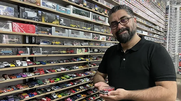 35 yılda 15 bin model araba biriktirdi, odasını Terapi Merkezi'ne dönüştürdü