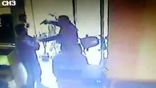 İnternet kafeyi bastı: Sahibini vurdu!