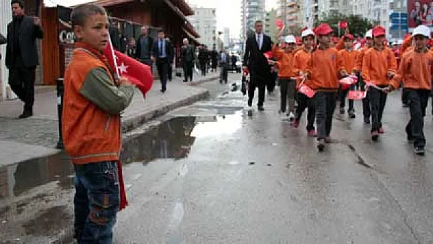 Yaşıtları bayram yaptı, Efe bayrak sattı