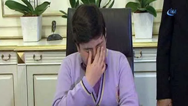 Küçük başkan, ilk talimatını verirken gözyaşlarına boğuldu