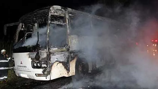 Seyir halindeki otobüs alev alev yandı