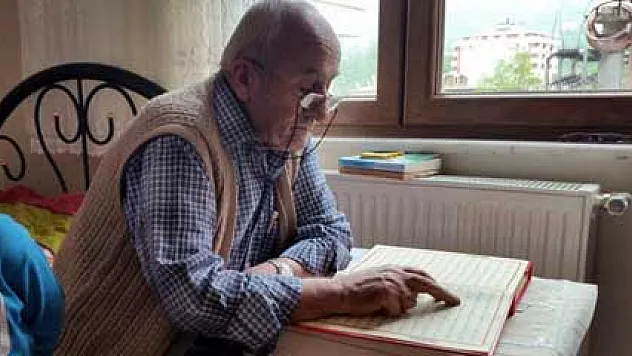 70 yaşındaki dede Kur'an okumayı öğrendi