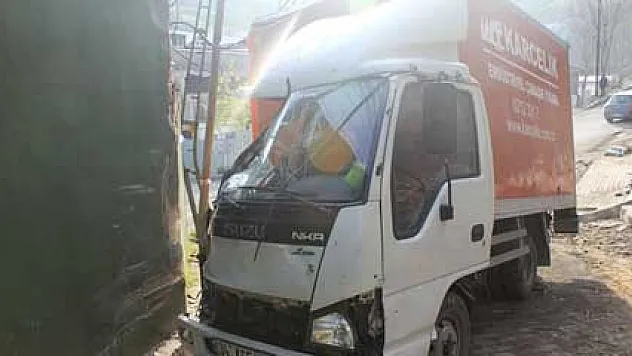 Freni patlayan kamyonet çarptığı duvarı yıktı