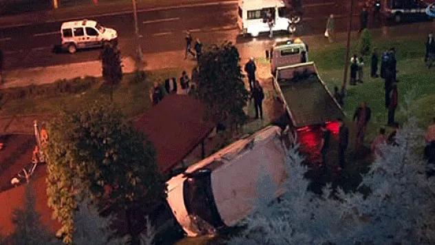 Esenler'de minibüs parka uçtu : 4 yaralı