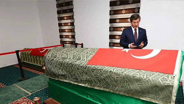 Ahmet Davutoğlu, Süleyman Şah türbesini ziyaret etti