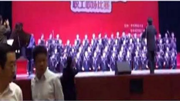 80 kişinin üzerinde olduğu sahne böyle çöktü