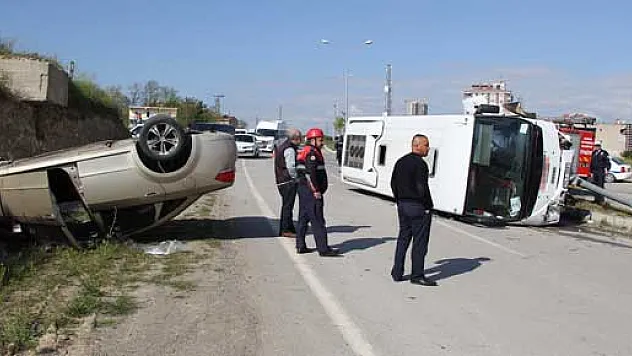Öğrenci servisi otomobille çarpıştı