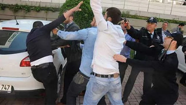 Adliye önünde tekme tokat kavga