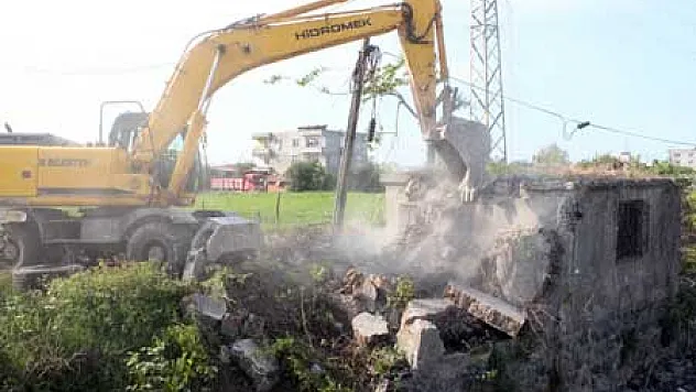 Ana Yoldaki Metruk Binalar Yıkılıyor