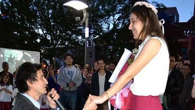 Çılgın aşıktan romantik evlilik teklifi