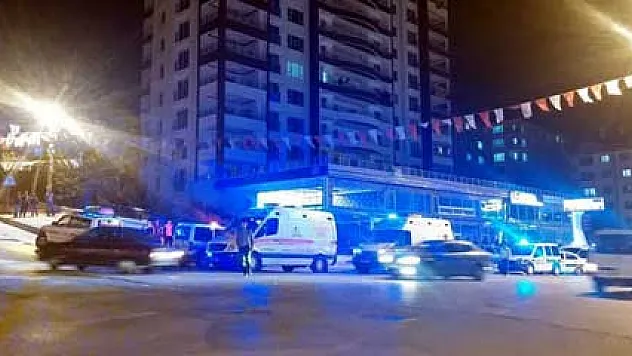 Eşini ve kayınvalidesini bıçakladı, kendisini 12'inci kattan attı