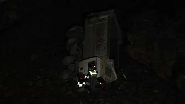 Heyelan, kamyonu uçurumdan yuvarladı!