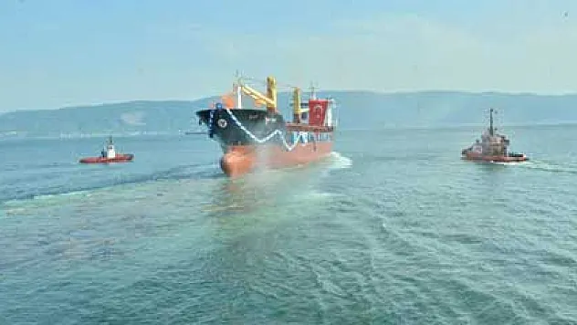 Türk mühendislerince tamamlanan dev gemi suya indirildi