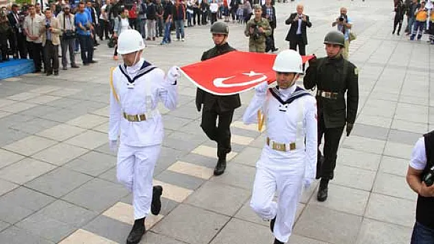 Atatürk'ü Temsil Eden Bayrak Karaya Çıkarıldı