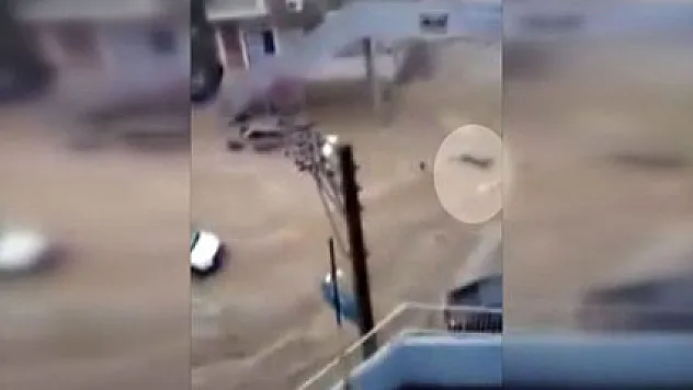 Sel suları kadını böyle sürükledi