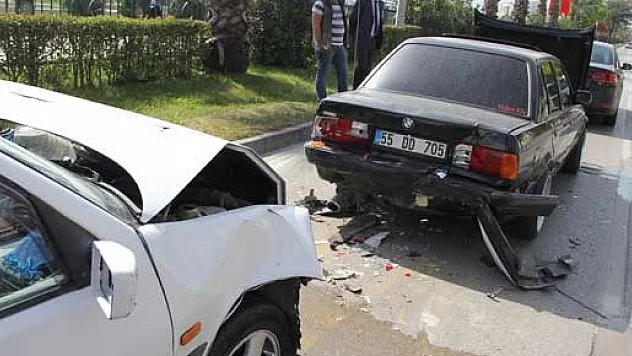  ZİNCİRLEME TRAFİK KAZASI: 1 YARALI