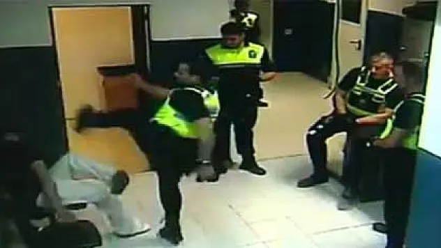 Karakolda tekme tokat kavga