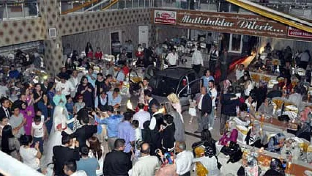 Düğün salonunda elektrik kesilince içeri otomobil sokup aydınlattılar