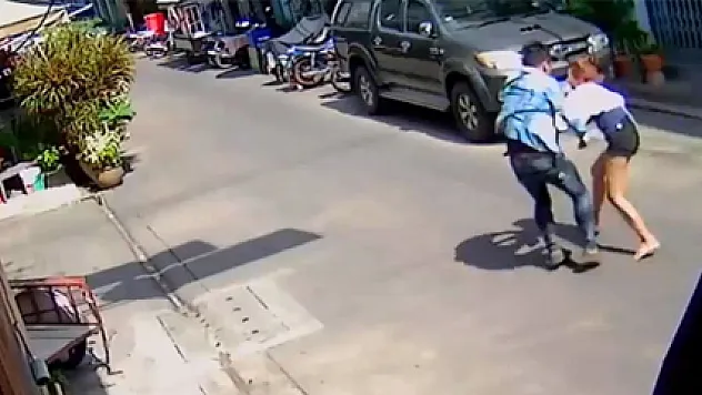 Güpegündüz sokak ortasında defalarca bıçaklandı