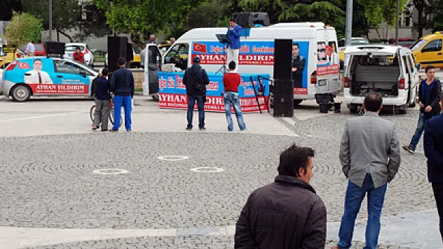 Bağımsız milletvekili adayı tek başına miting yaptı